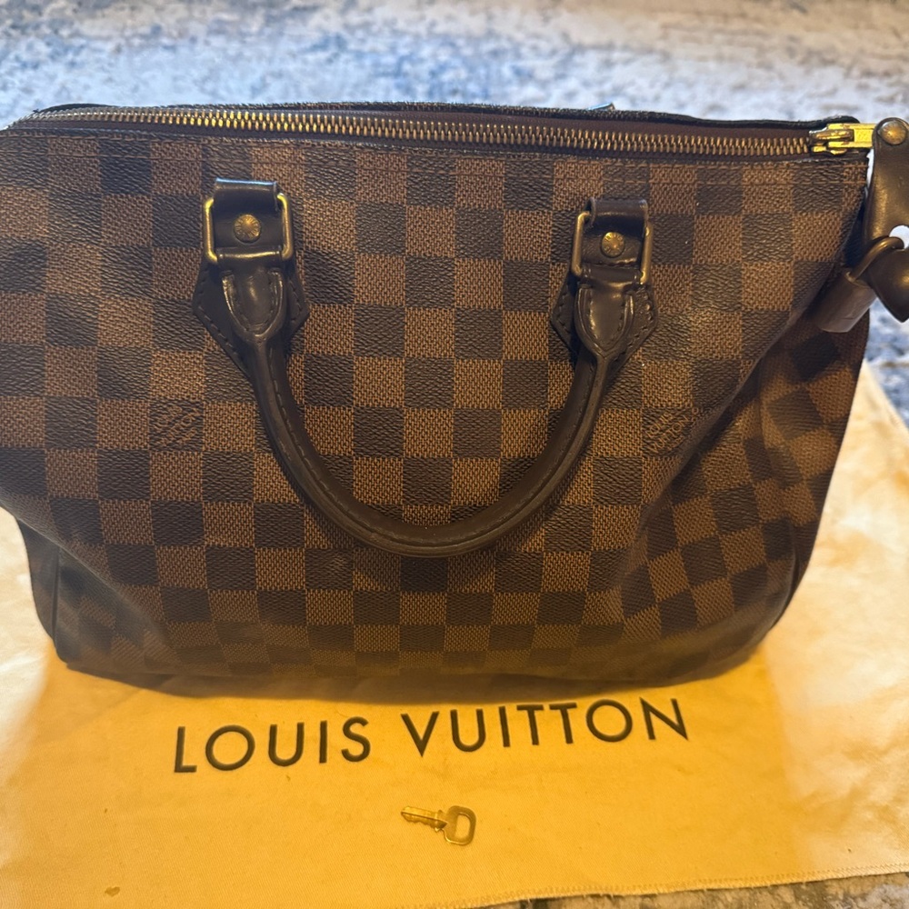 Louis Vuitton Authentic hand bag ready to rotate to something new